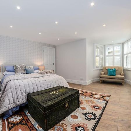 Apartment West With Free Parking Whitby Bagian luar foto