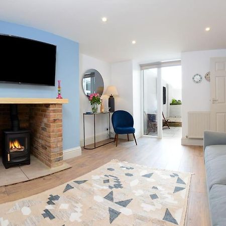 Apartment West With Free Parking Whitby Bagian luar foto