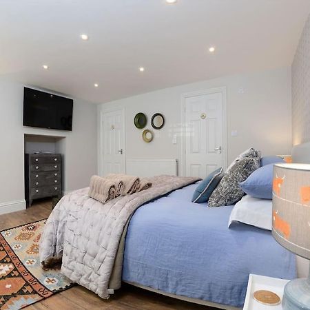 Apartment West With Free Parking Whitby Bagian luar foto