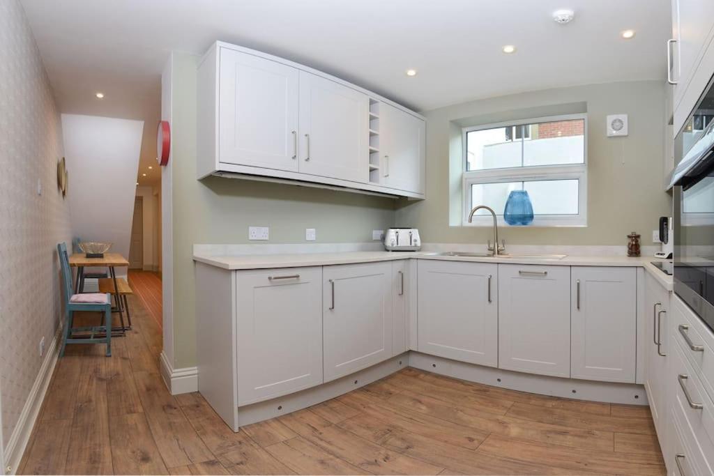 Apartment West With Free Parking Whitby Bagian luar foto