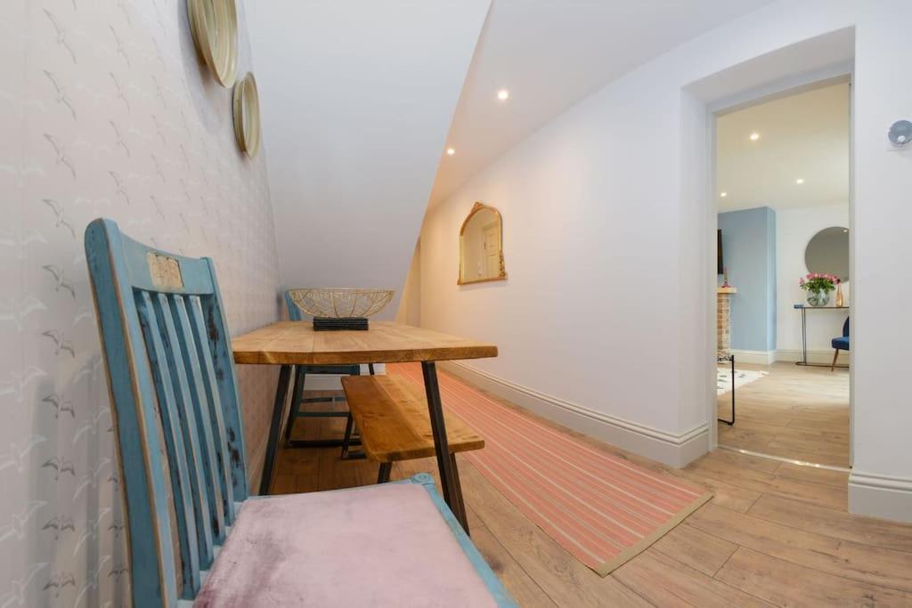 Apartment West With Free Parking Whitby Bagian luar foto