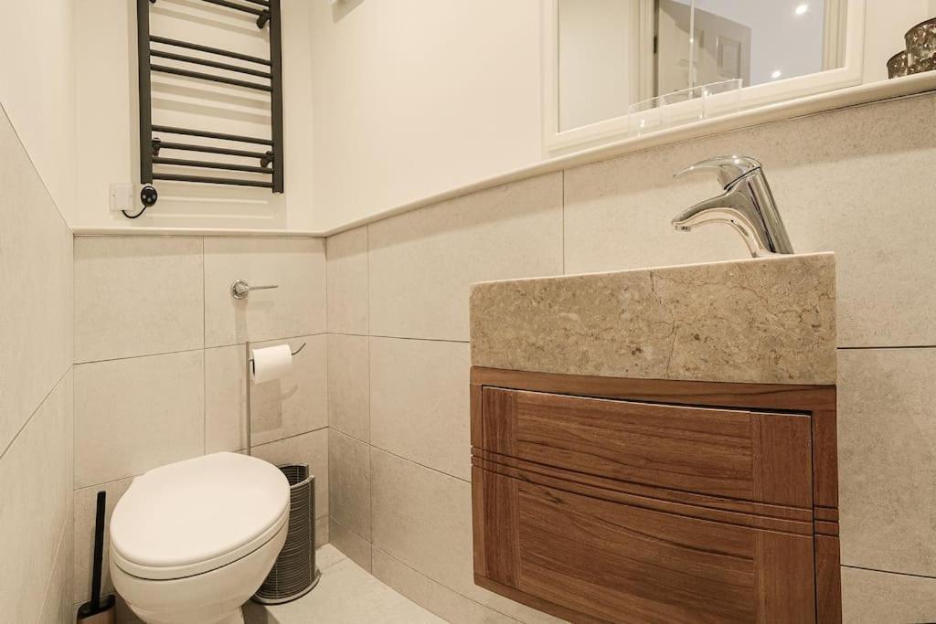 Apartment West With Free Parking Whitby Bagian luar foto