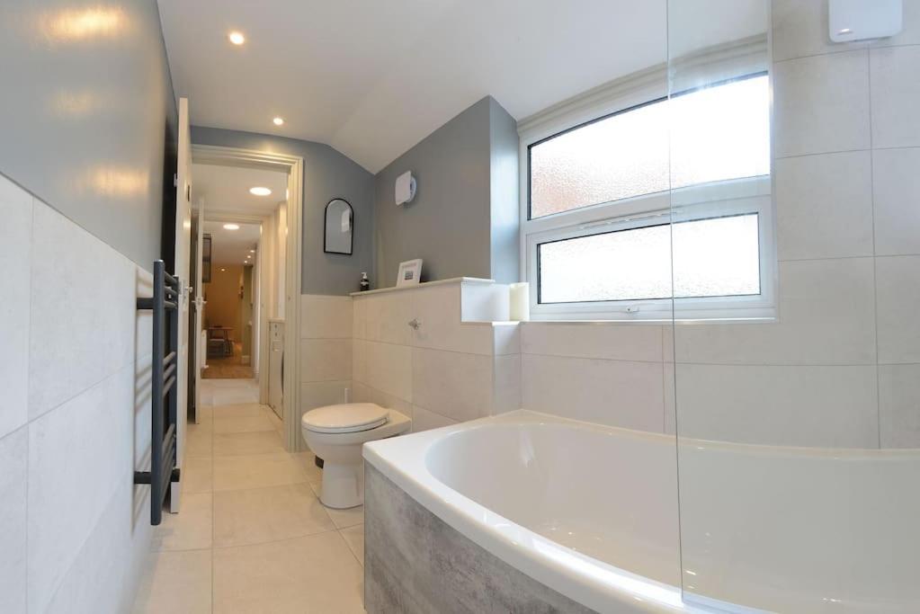 Apartment West With Free Parking Whitby Bagian luar foto