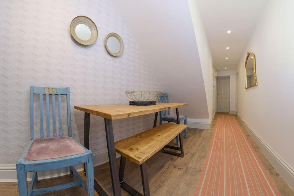 Apartment West With Free Parking Whitby Bagian luar foto