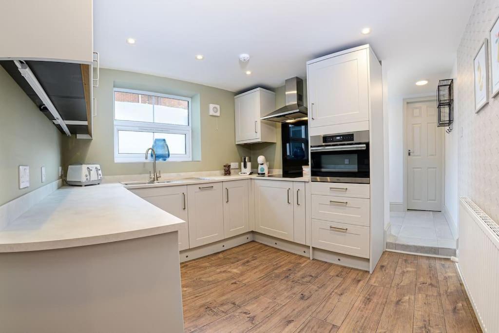 Apartment West With Free Parking Whitby Bagian luar foto