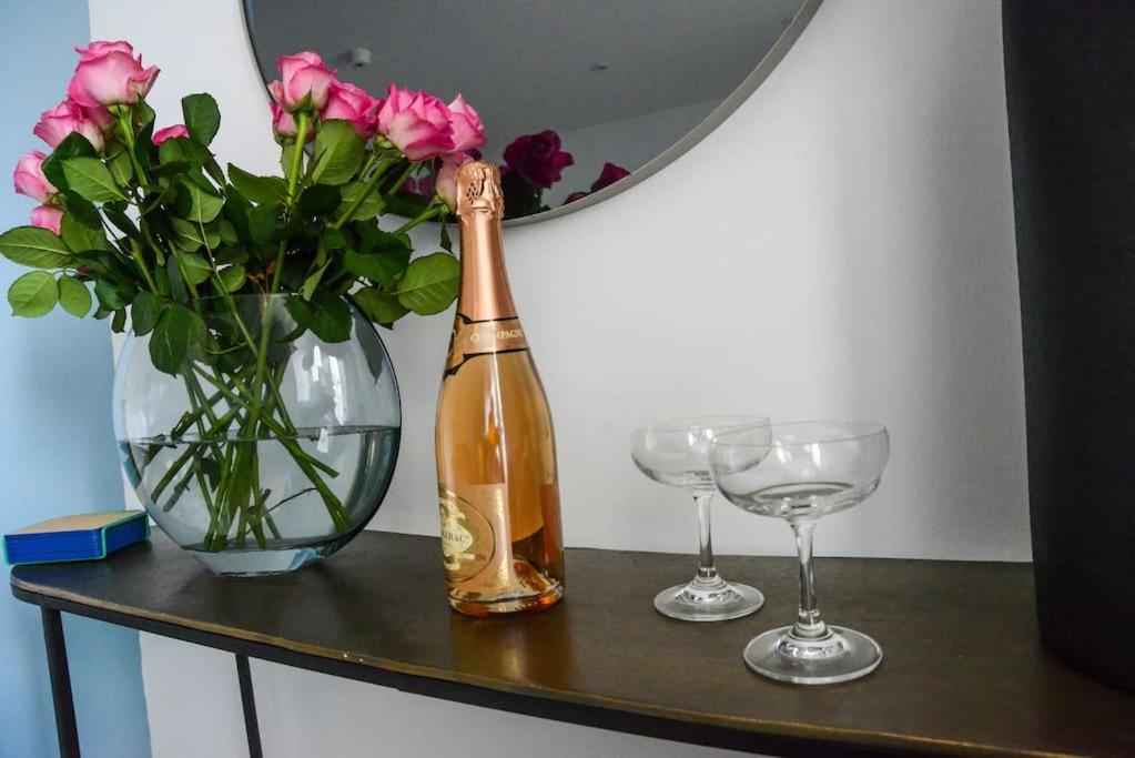 Apartment West With Free Parking Whitby Bagian luar foto