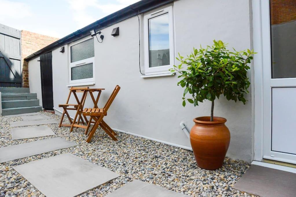 Apartment West With Free Parking Whitby Bagian luar foto